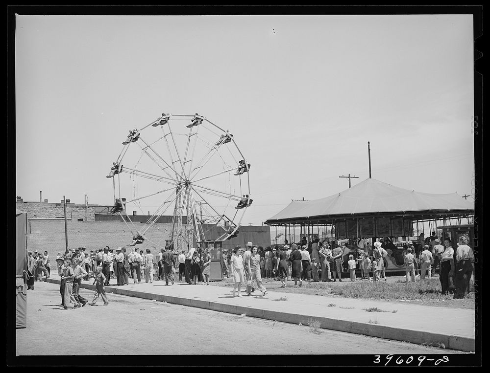 The crowd at the carnival in Vale, Oregon, on the Fourth of July by Russell Lee
