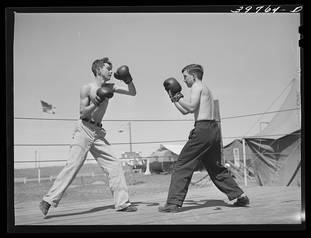 Boxing. Transient workers living at the FSA (Farm Security Administration) migratory farm labor camp. Athena, Oregon (mobile…