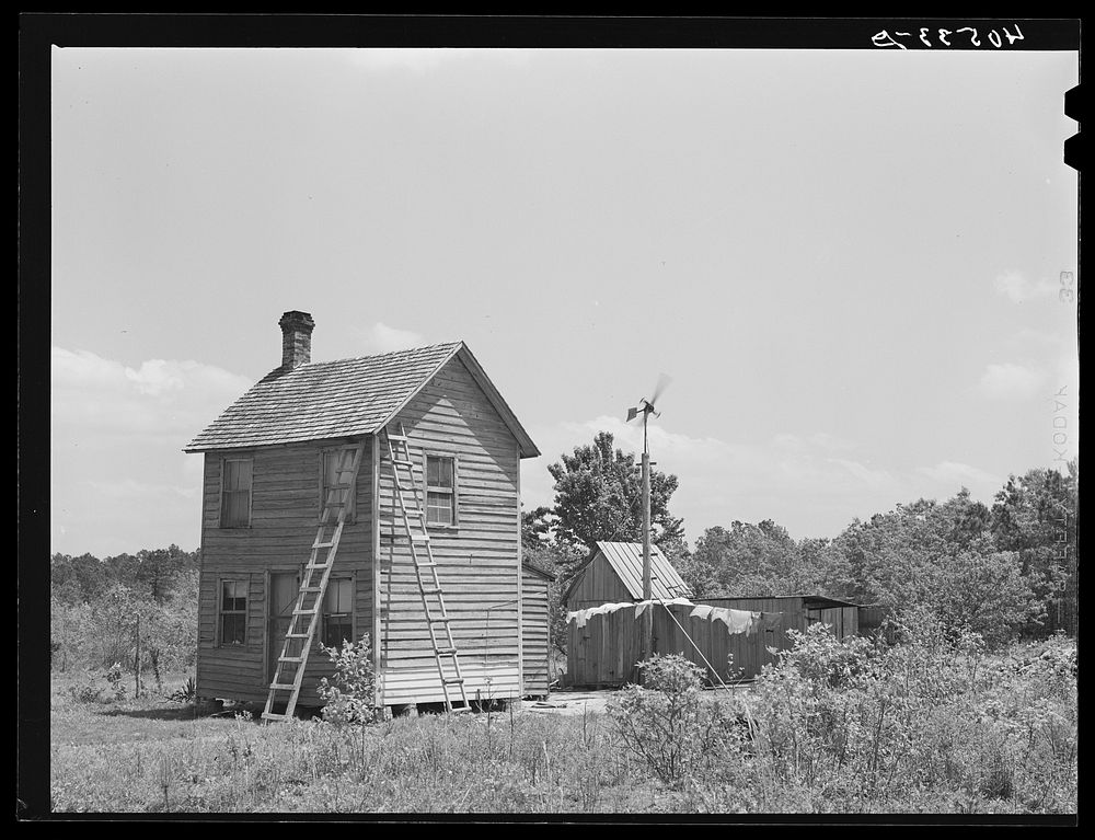 Eastern shore farmhouse, near Venton, Maryland. Sourced from the Library of Congress.
