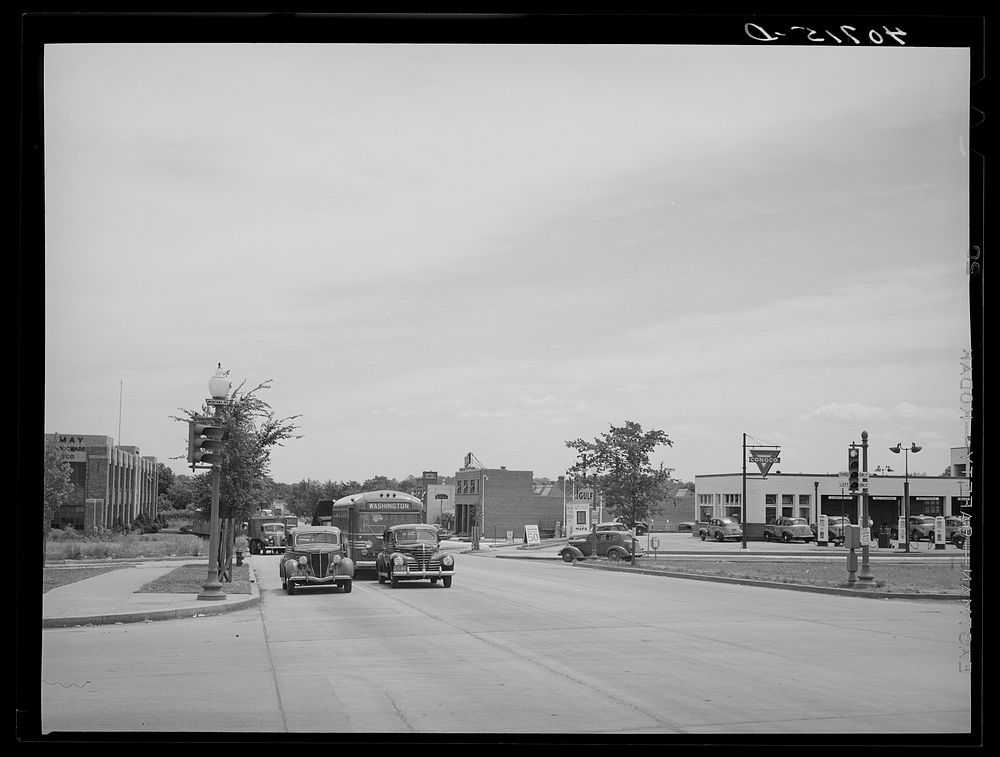 Traffic on New York Avenue, U.S. No. 1, leading into Washington, D.C.. Sourced from the Library of Congress.