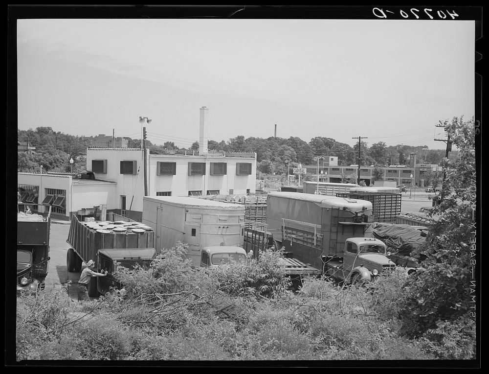 Truckers' service station on New York Avenue along U.S. No. 1, Washington, D.C.. Sourced from the Library of Congress.