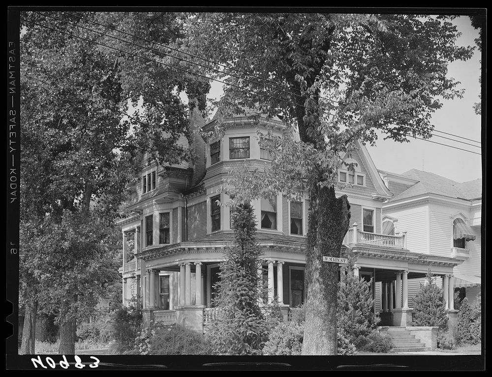 House main street. Elizabeth City, Free Photo rawpixel