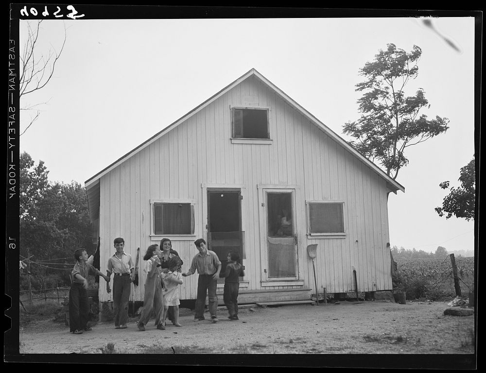 Children of migratory agricultural workers near Cedarville, New Jersey. Sourced from the Library of Congress.