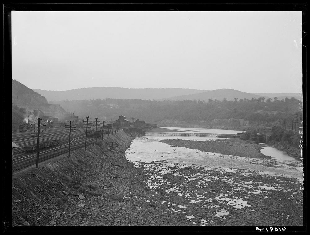 Lehigh River at Mauch Chunk, Pennsylvania. Sourced from the Library of Congress.