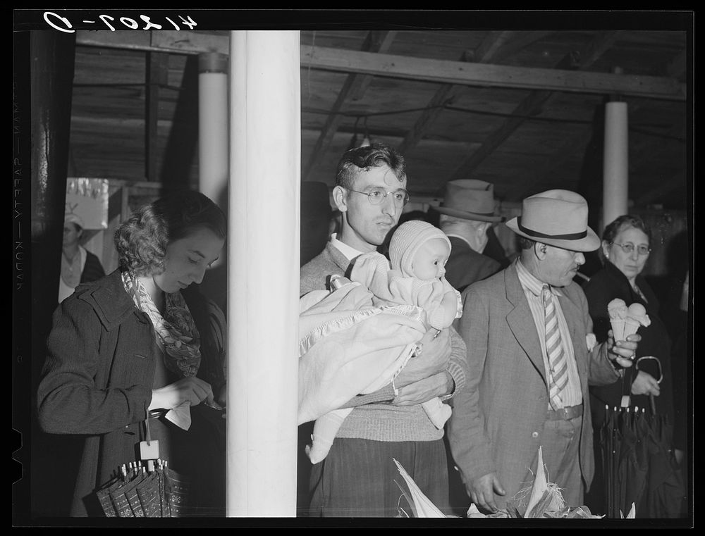 Customers at Tri-County Farmers Co-op Market at Du Bois, Pennsylvania. Sourced from the Library of Congress.