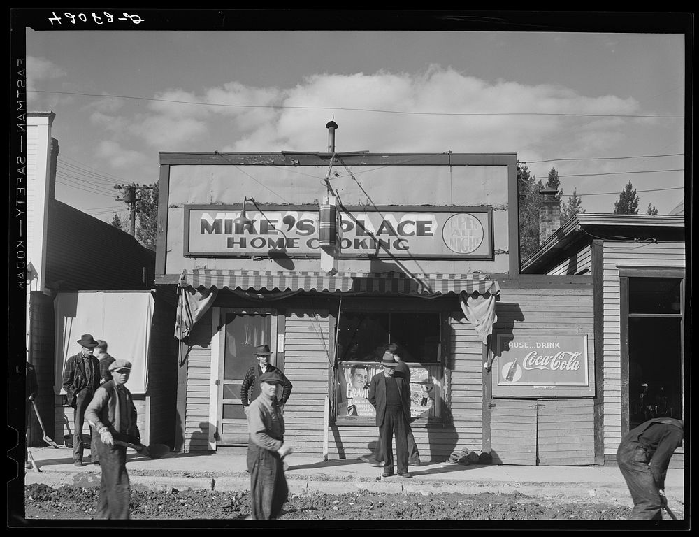 [Untitled photo, possibly related to: Street scene in Caribou, Maine]. Sourced from the Library of Congress.