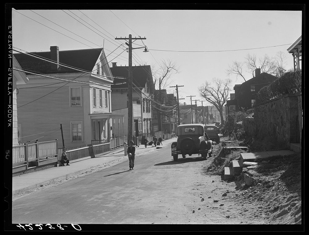 Children playing on High Street. Norwich, Connecticut. Sourced from the Library of Congress.