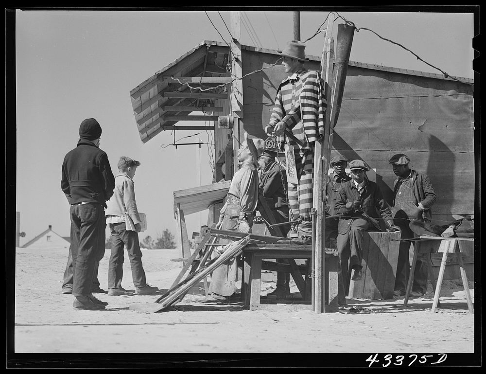 [Untitled photo, possibly related to: Crowds at the travelling sideshow "crime museum" near Fort Bragg, North Carolina].…