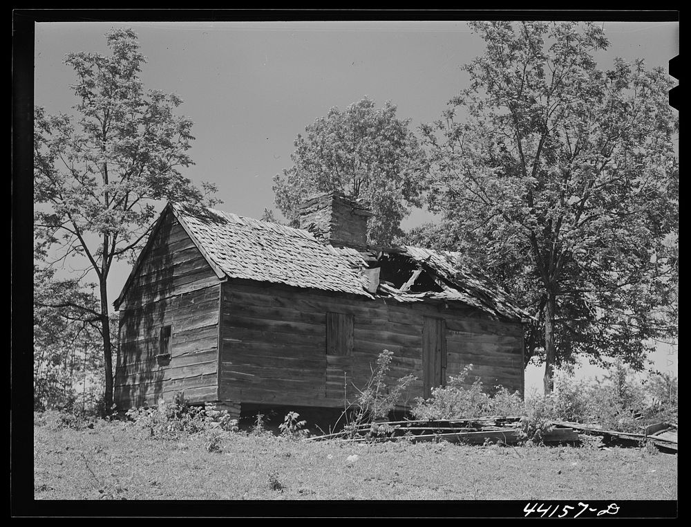 Slave hut on the Wray plantation. Greene County, Georgia. Sourced from the Library of Congress.