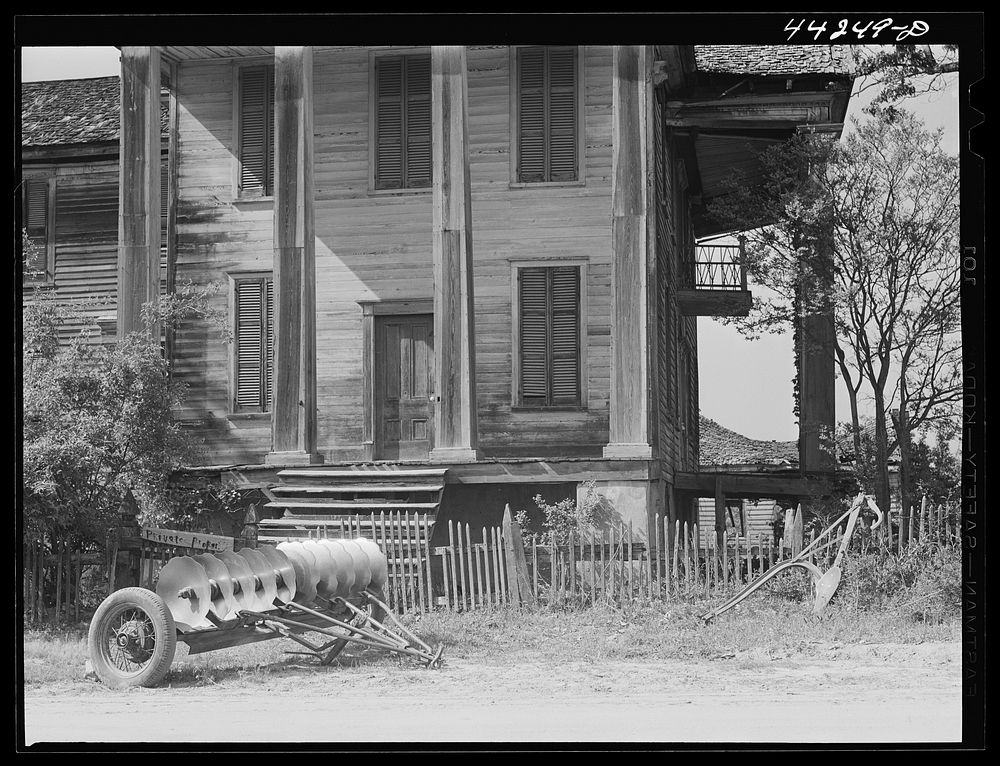 [Untitled photo, possibly related to: Old plantation home in Penfield, Greene County, Georgia]. Sourced from the Library of…