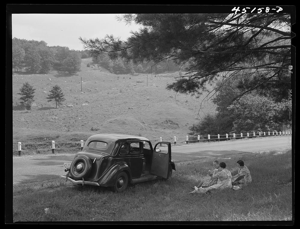 Picnickers along Route 12A near Hanover, New Hampshire. Sourced from the Library of Congress.