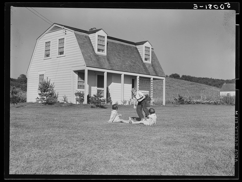 [Untitled photo, possibly related to: Old southern home, West Virginia]. Sourced from the Library of Congress.
