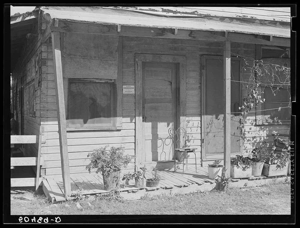 Many es must continue to live in many condemned houses in Homestead, Florida. Sourced from the Library of Congress.