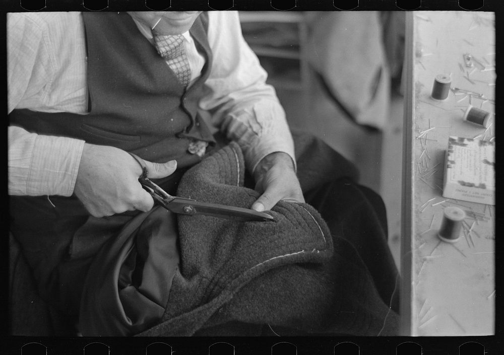 Tailor cutting cloth, Jersey Homesteads factory, Hightstown, New Jersey by Russell Lee