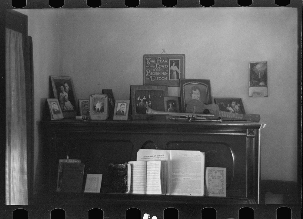 Piano with photograph and mementos in the farmhouse of J E. Herbrandson near Estherville, Iowa by Russell Lee