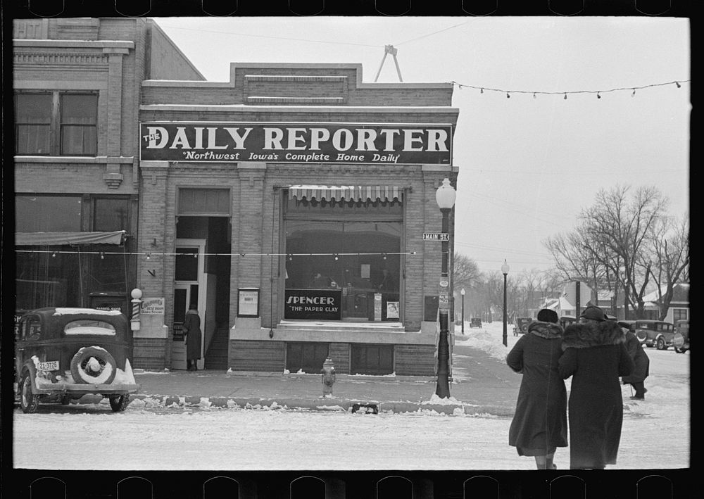 [Untitled photo, possibly related to: Street scene, Spencer, Iowa] by Russell Lee