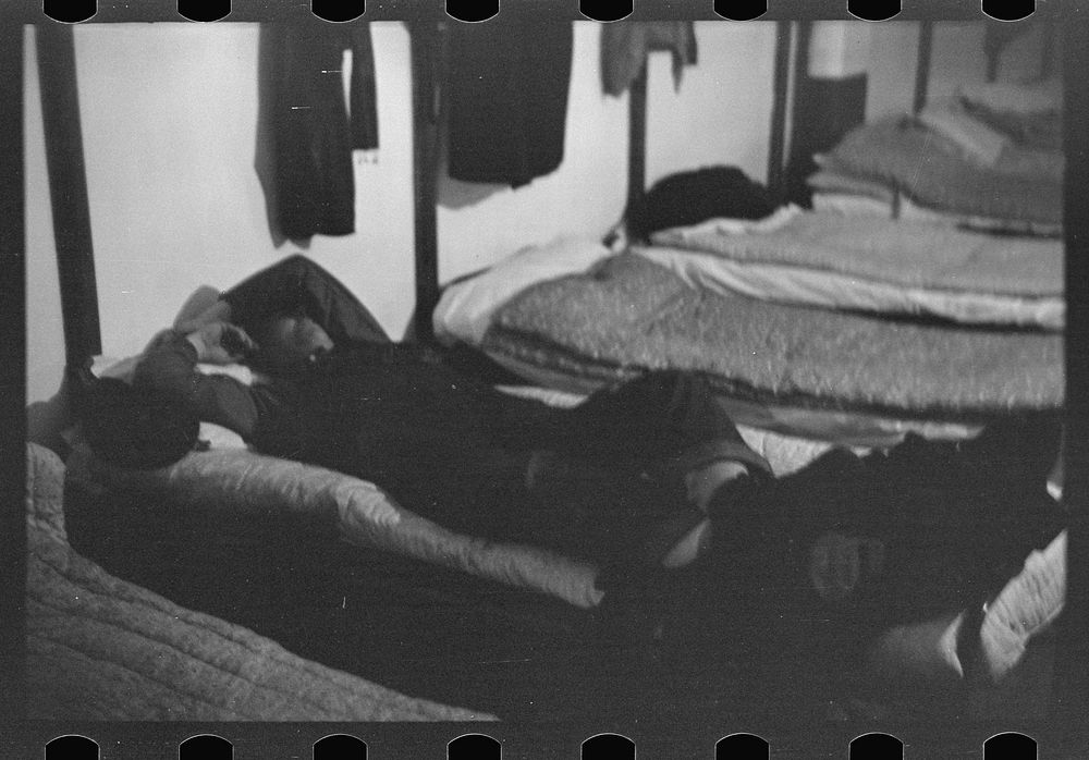 [Untitled photo, possibly related to: General view of dormitory, homeless men's bureau, Sioux City, Iowa] by Russell Lee