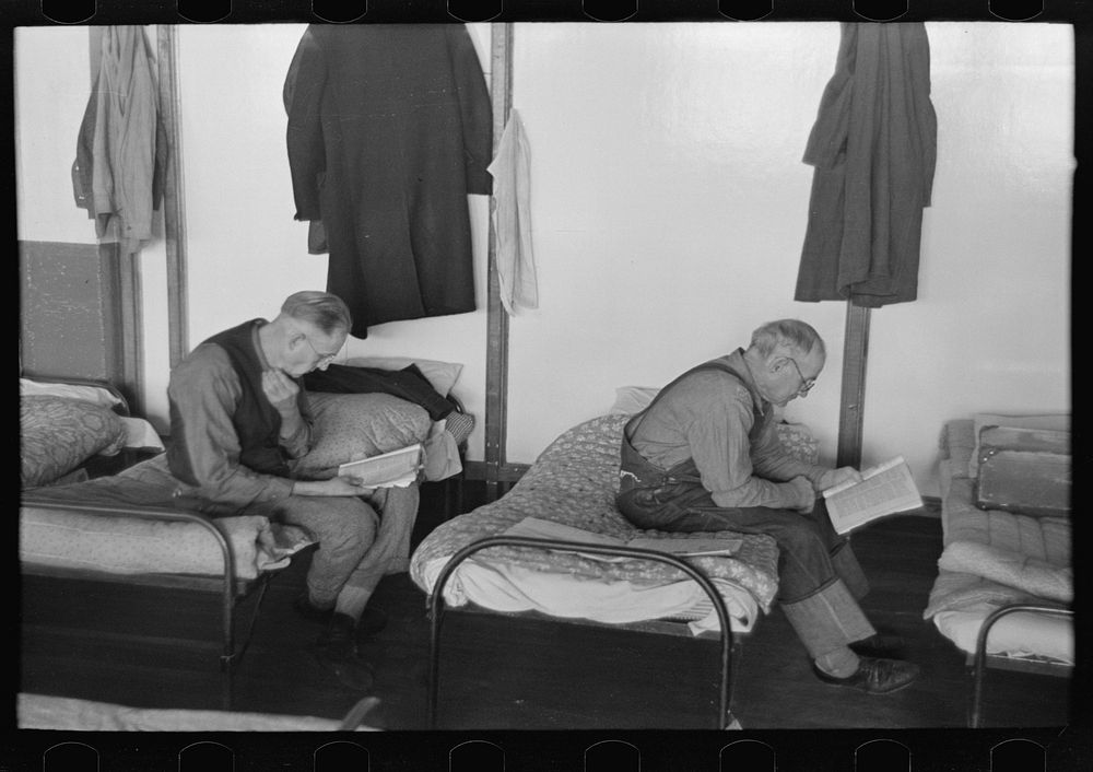 Men reading in dormitory, homeless men's bureau, Sioux City, Iowa by Russell Lee