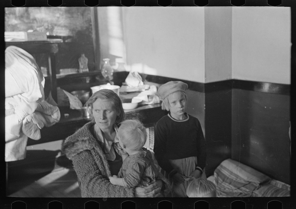 [Untitled photo, possibly related to: Mother and child, flood refugees in a schoolhouse at Sikeston, Missouri] by Russell Lee