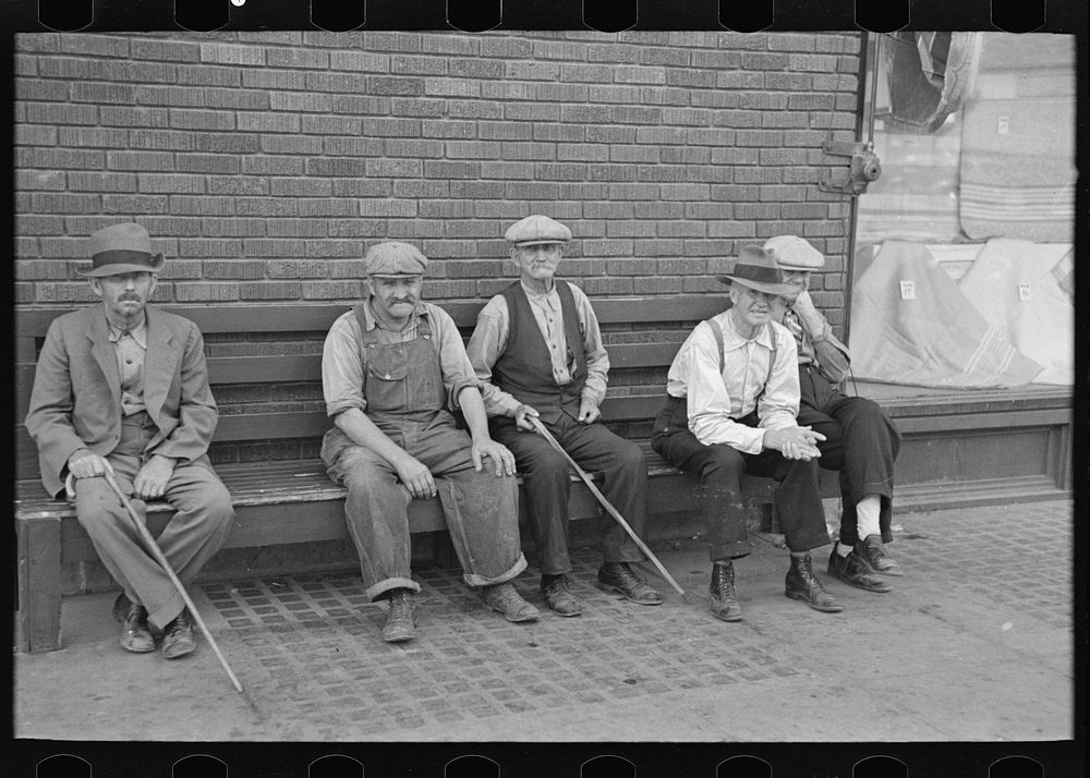 Men sitting on bench, Williston, North Dakota by Russell Lee