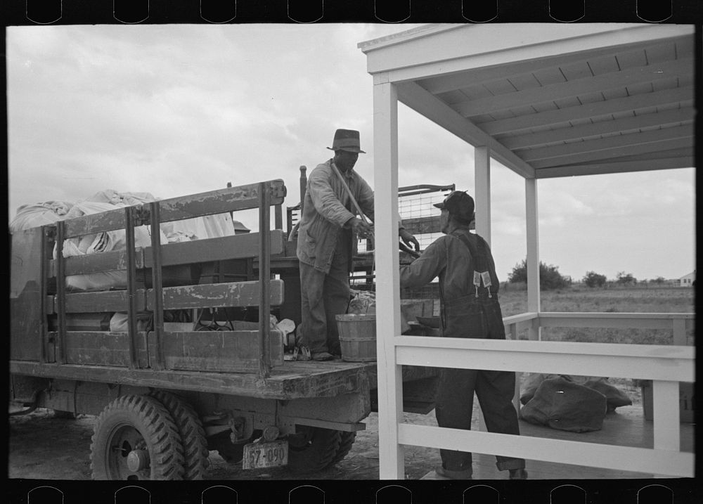 [Untitled photo, possibly related to: Southeast Missouri Farms. Moving into new home] by Russell Lee