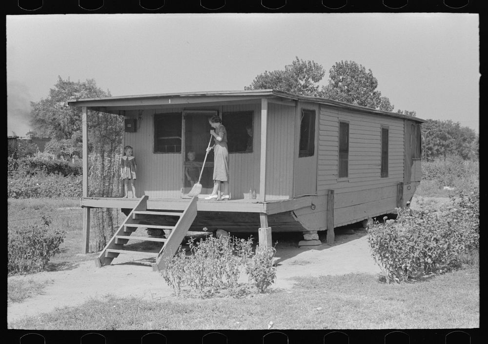 House on river side of levee near Caruthersville, Missouri. Note this is adaptation of house boat by Russell Lee