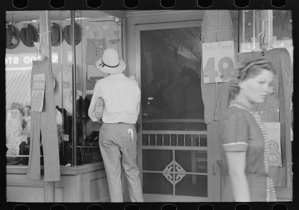 Farmer looking at dry goods window, Steele, Missouri by Russell Lee