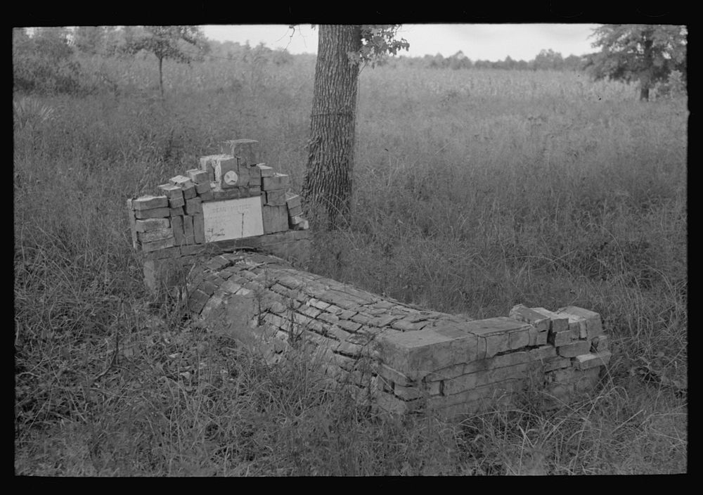 Old grave near Cruger, Mississippi by Russell Lee