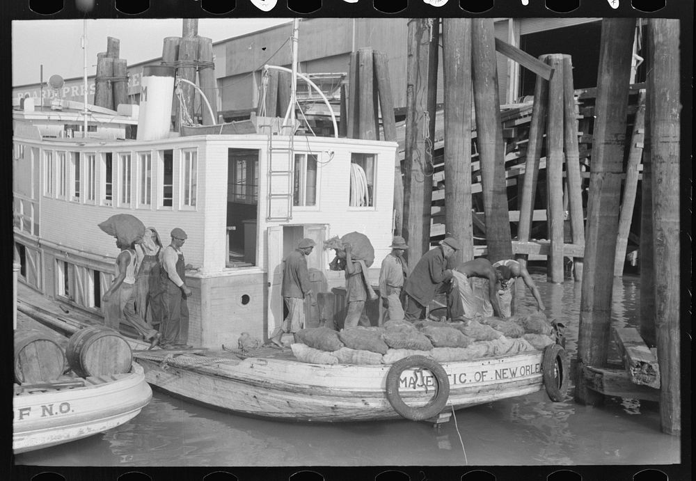Unloading oysters from packet boat arriving at New Orleans, Louisiana by Russell Lee
