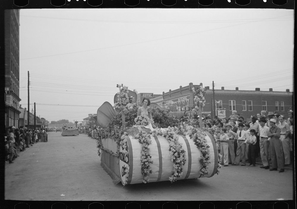 Parade of the floats, National Rice Festival, Crowley, Louisiana by Russell Lee