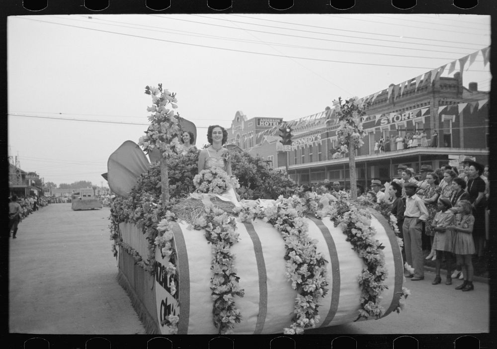 [Untitled photo, possibly related to: Parade of the floats, National Rice Festival, Crowley, Louisiana] by Russell Lee