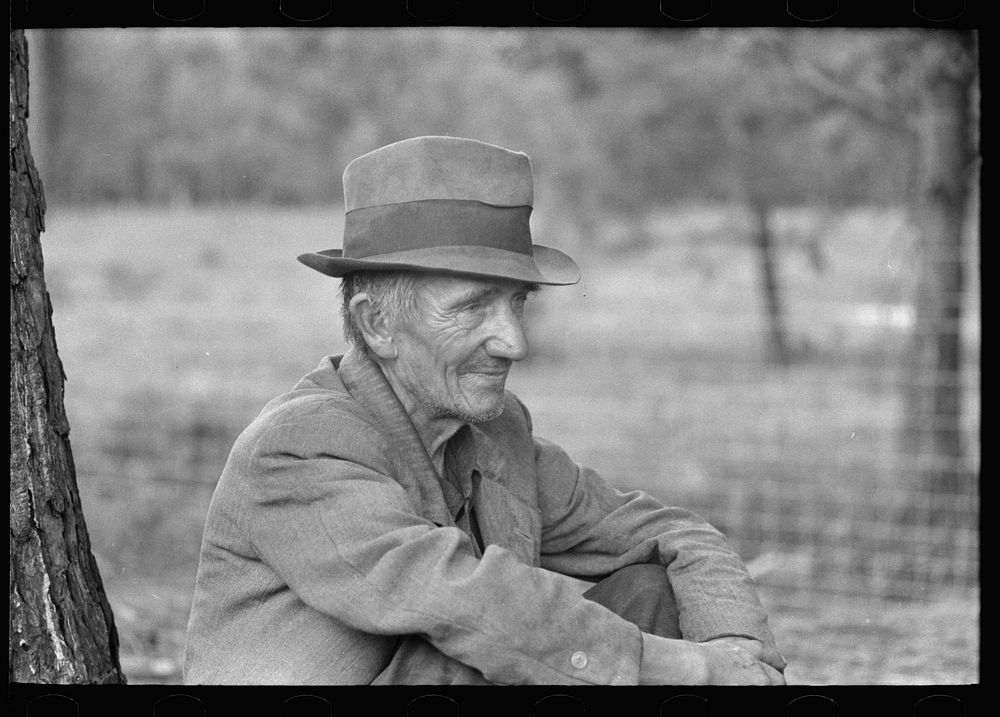Transient laborer along roadside, Hancock County, Mississippi by Russell Lee