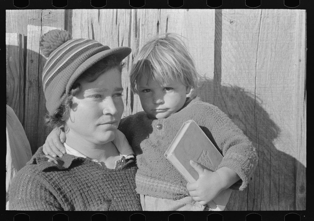 Mother and child who will be resettled, Transylvania Project, Louisiana by Russell Lee