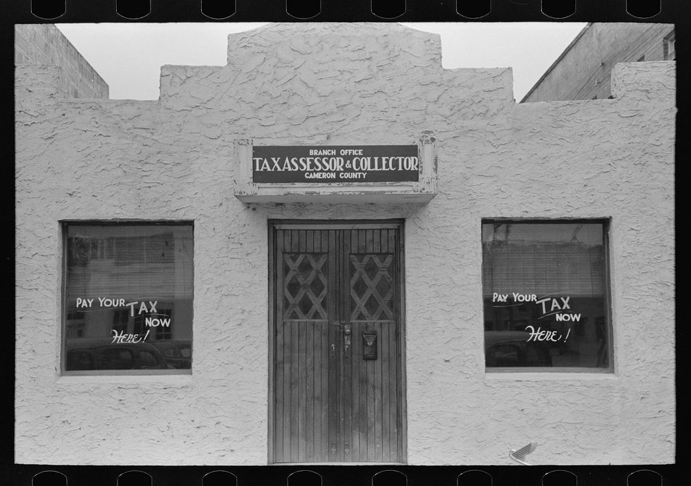 Tax collector's office, Harlingen, Texas by Russell Lee
