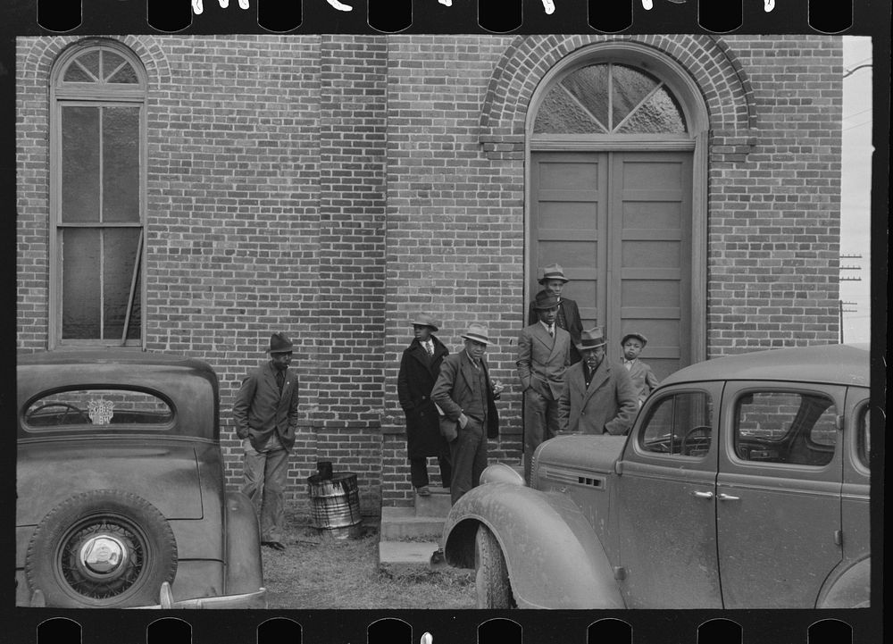 es waiting for church to open, Mound Bayou, Mississippi by Russell Lee