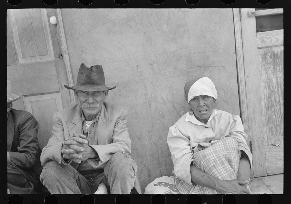 Mexican man and woman waiting for relief commodities, San Antonio, Texas by Russell Lee