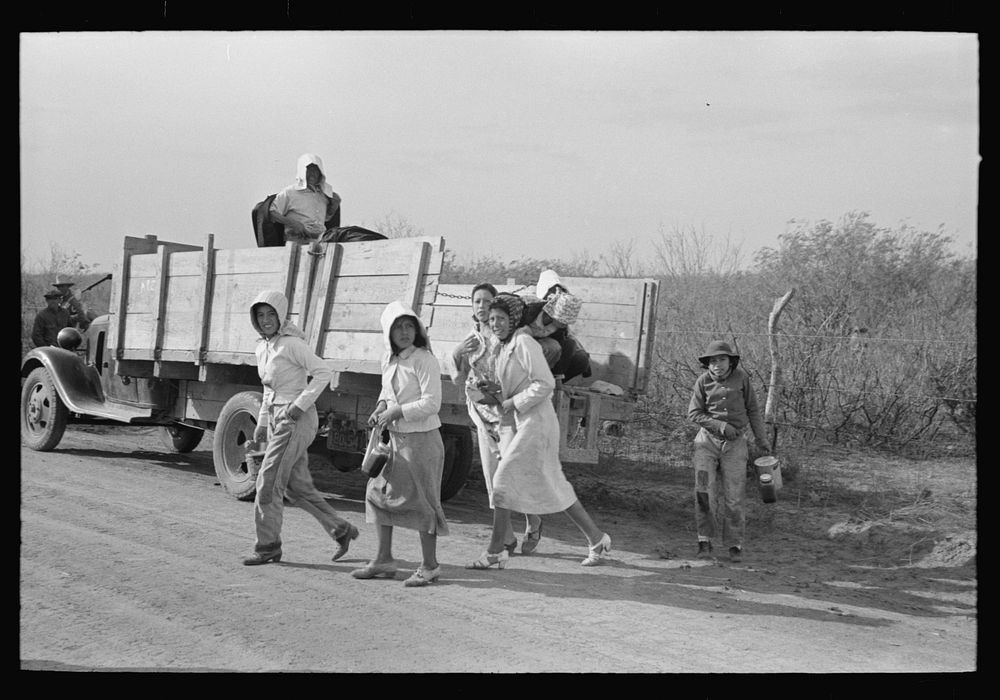 Mexican women leaving truck which brought them to the spinach field, La Pryor, Texas by Russell Lee