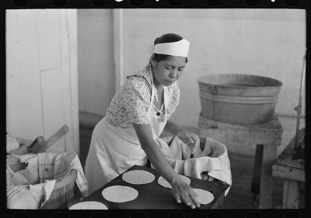 [Untitled photo, possibly related to: Counting out tortillas to sell. The price is five cents per dozen. San Antonio, Texas]…