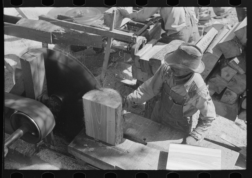 Sawing pine blocks to be made into shingles, Jefferson, Texas by Russell Lee