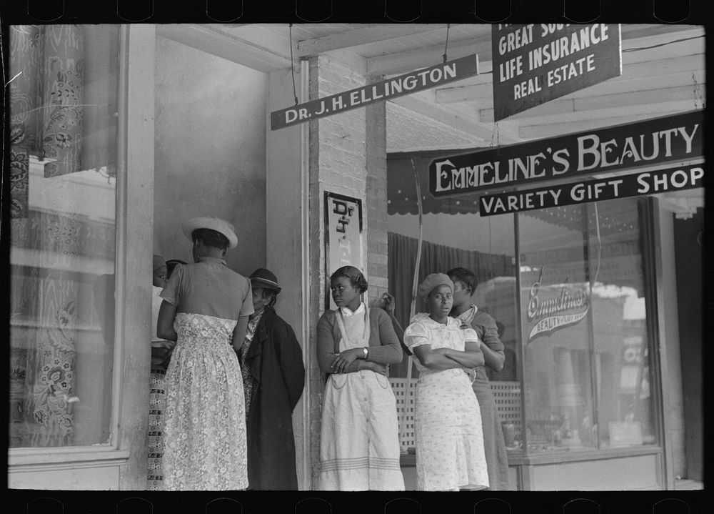 Line of es waiting to see the doctor Saturday morning, San Augustine, Texas by Russell Lee