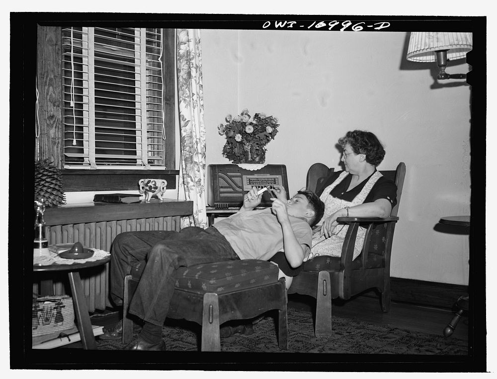 Blue Island, Illinois. Listening to a radio program in the Senise home. Sourced from the Library of Congress.