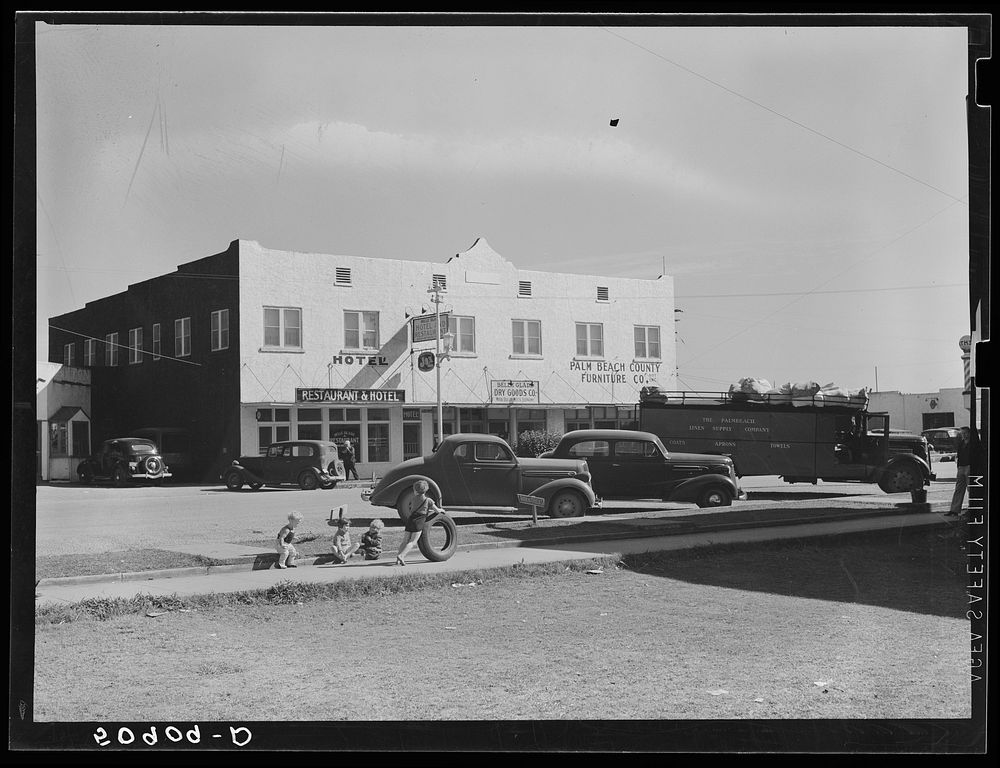 Street in Belle Glade, Florida. Sourced from the Library of Congress.