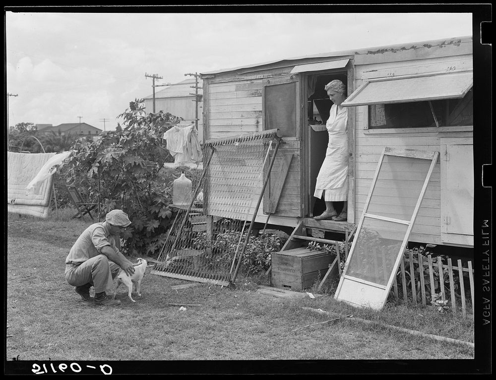 Migrant packinghouse workers. Belle Glade, Florida. Sourced from the Library of Congress.