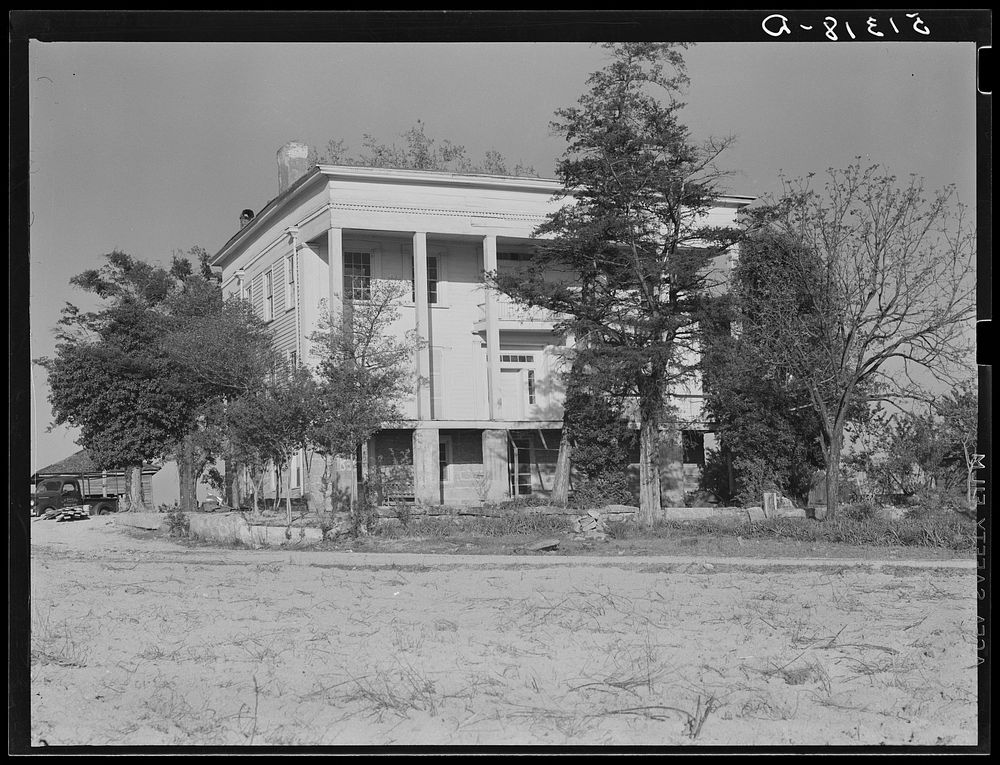 Old Jackson home now lived in by one FSA (Farm Security Administration) family. Greene County, Georgia. Sourced from the…