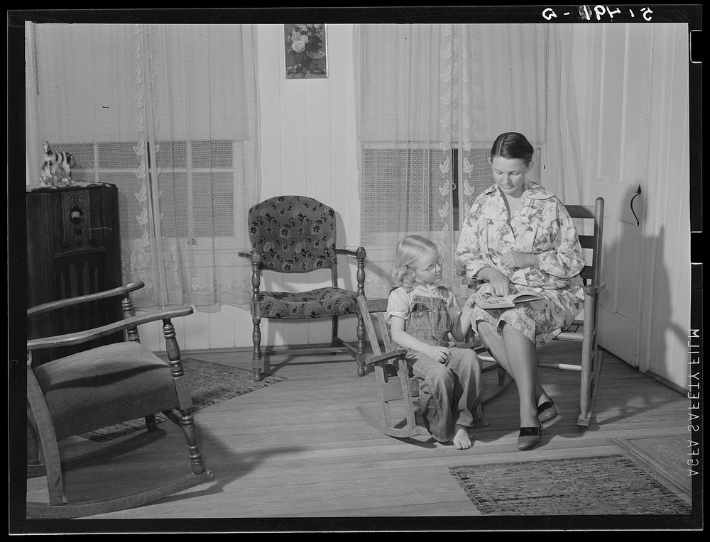 Living room of project family. Coffee County, Alabama. Sourced from the Library of Congress.