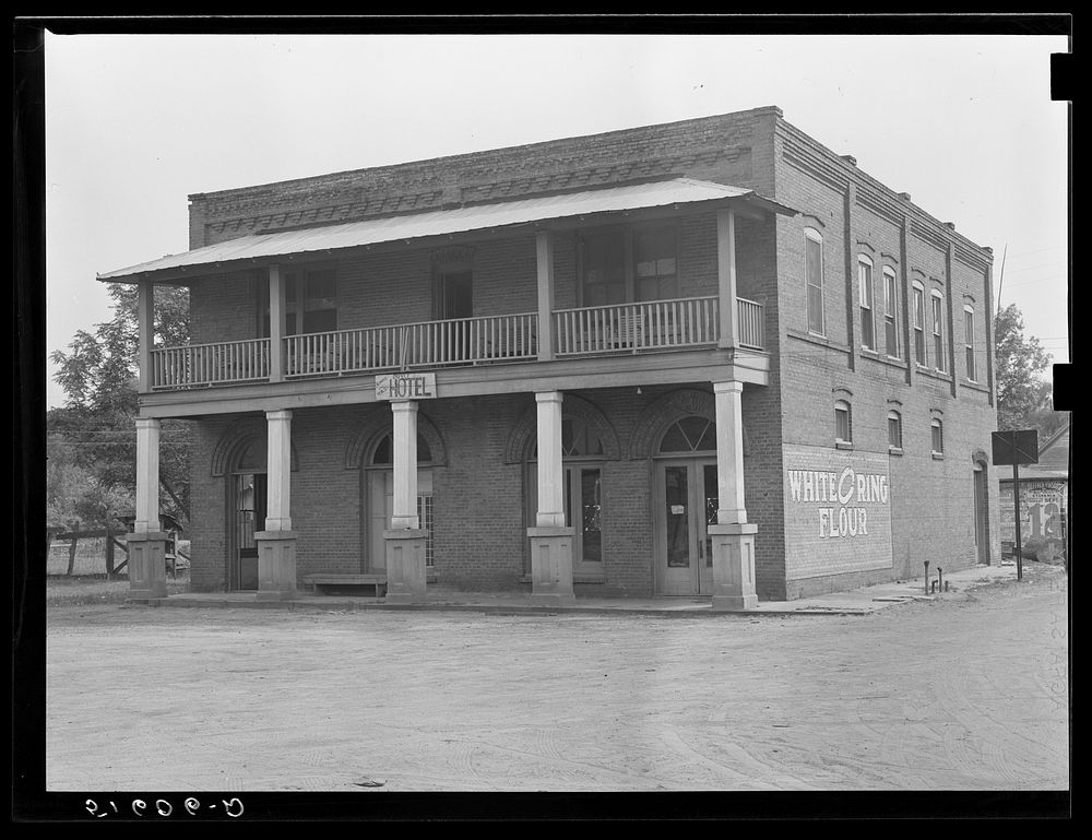 Old hotel in Dover, Georgia. Sourced from the Library of Congress.