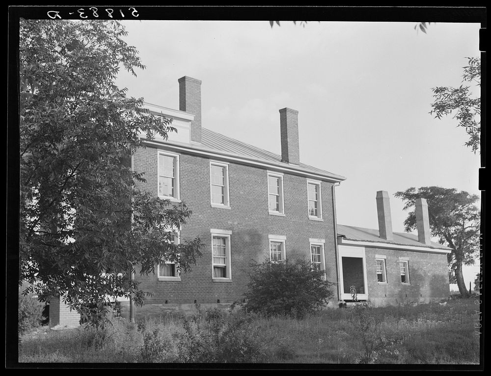 Old plantation house on main highway between Greensboro and Augusta, Georgia. Sourced from the Library of Congress.