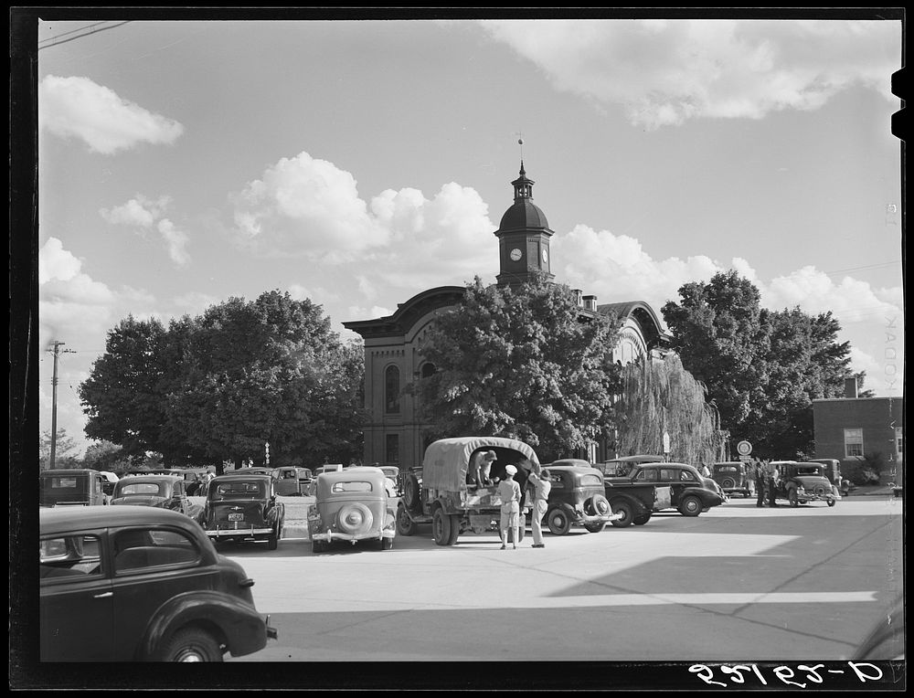 Old courthouse, Saturday afternoon. Yanceyville, North Carolina. Sourced from the Library of Congress.