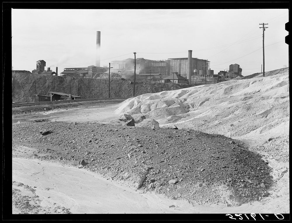 Copper mining and sulphuric acid plant. Copperhill, Tennessee. Sourced from the Library of Congress.