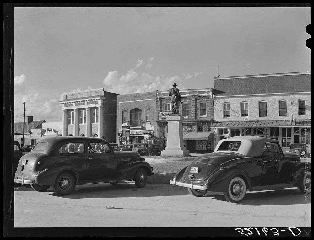 Yanceyville, North Carolina on a Saturday afternoon. Sourced from the Library of Congress.